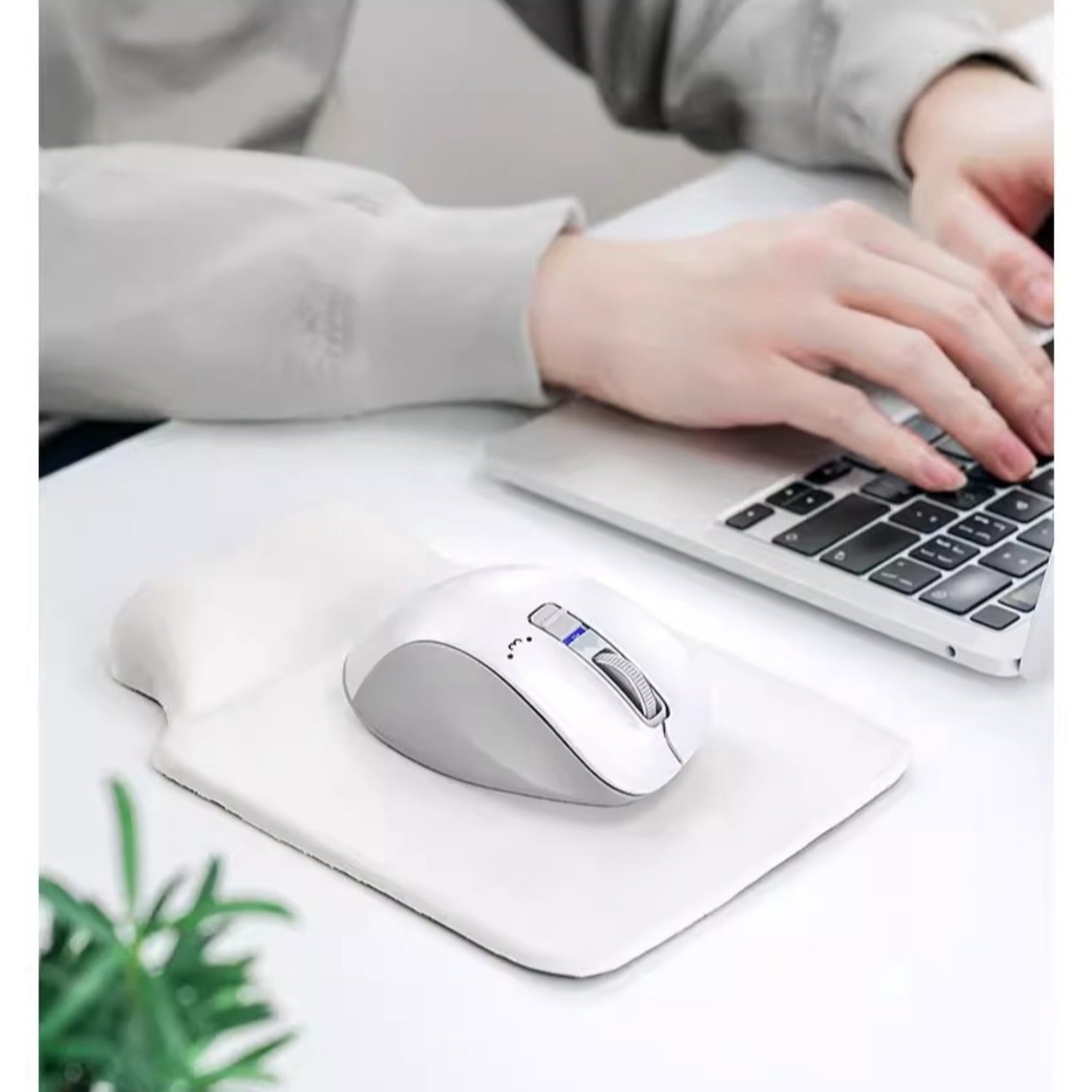 Silent Wireless Bluetooth Mouse with Ergonomic Design, Comfortable Grip for Gaming, Laptop and IPad Use